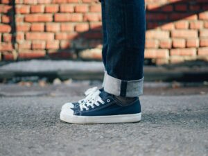 Trampki niskie damskie – jak wybrać model, który łączy wygodę z modnym wyglądem