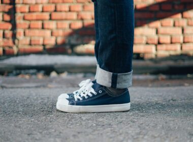 Trampki niskie damskie – jak wybrać model, który łączy wygodę z modnym wyglądem